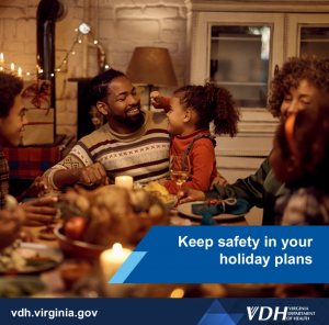 Una familia sentada junta para una cena navideña.