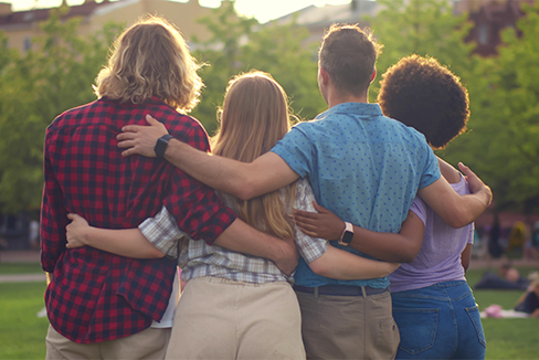 grupo de 4 personas abrazándose