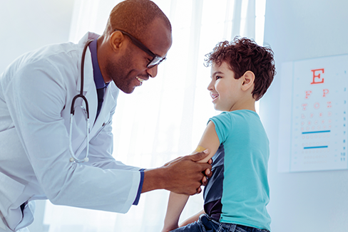 A un niño se le coloca un vendaje en el brazo después de recibir una vacuna