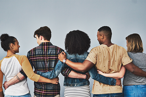 grupo de amigos del lado abrazándose