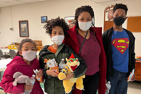 Madre y sus hijos con mascarillas, recién vacunados contra el COVID-19