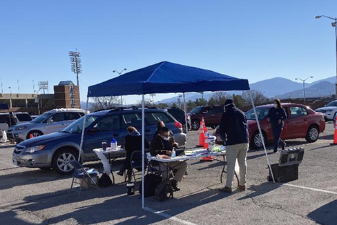 Instalación de carpa con pruebas de COVID-19 disponibles a través de autoservicio