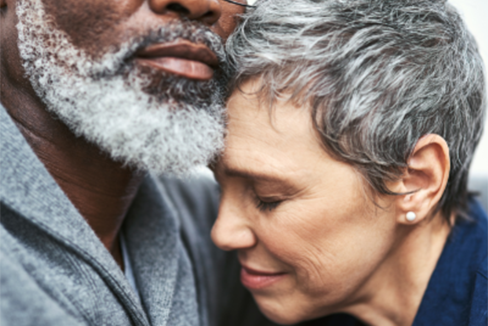 hombre barbudo consolando a la mujer que está llorando