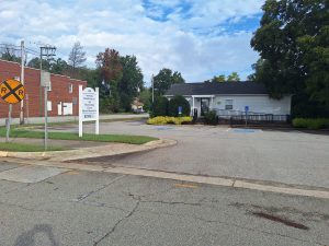 một bức ảnh của một tòa nhà nhỏ màu trắng là văn phòng thành phố Chase mới