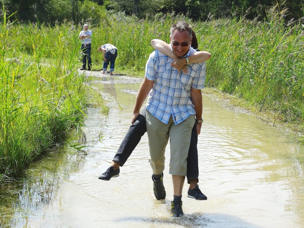 personal-440364_1920-1024×768 man carrying woman piggyback