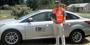 Empleado de BRHD con automóvil en la encuesta de hogares del condado de Nelson