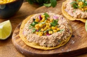 Tostadas de Maíz Asado y Salmón