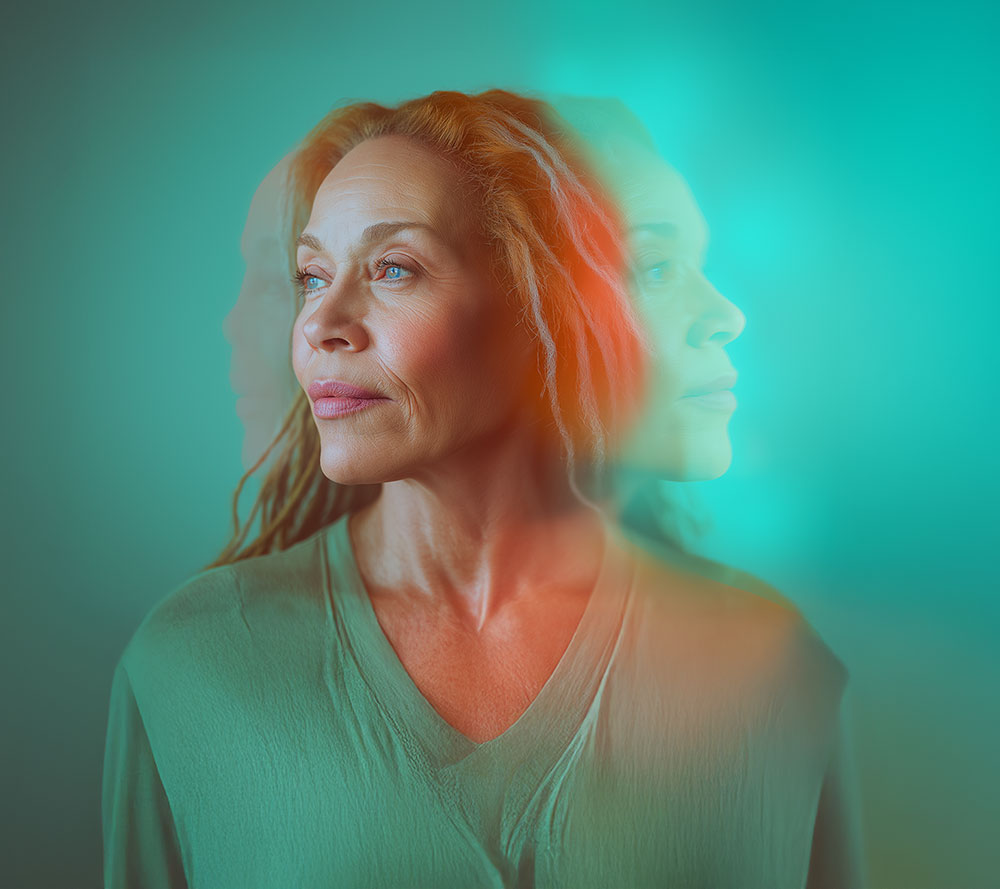 mujer mirando a su derecha