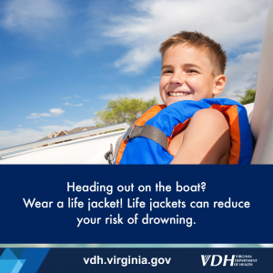 이미지: 구명조끼를 입은 보트 위의 소년; 텍스트: 보트를 타러 가나요? 구명조끼를 입으세요! 구명조끼를 착용하면 익사 위험을 줄일 수 있습니다.