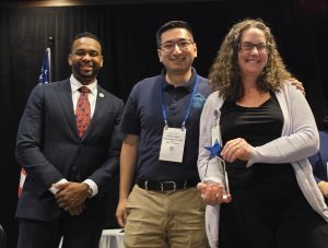 Ảnh của Người chiến thắng Giải thưởng Nhà vô địch Y tế Khu vực Rappahannock cho Chương trình Sức khỏe Người mới đến Alyce Flinch với Tiến sĩ Webb và Điều phối viên Đơn vị MRC của Khu Y tế Khu vực Rappahannock Anthony Salgado