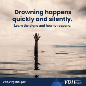 이미지: 호수 물에서 손을 뻗는 손; 텍스트: 익사는 빠르고 조용히 일어납니다. 징후와 대응 방법에 대해 알아보세요.