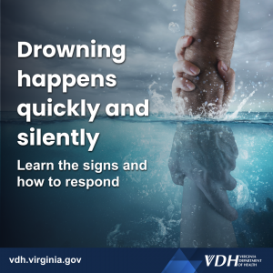 물속에서 다른 손을 잡아당기는 손 ; 텍스트: 익사는 빠르고 조용하게 일어납니다; 징후와 대응 방법 알아보기