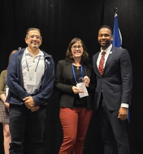 Ảnh của những người chiến thắng Giải thưởng Engage Điều phối viên Khẩn cấp Y tế Địa phương Quận Y tế Chesterfield Fernando Tirado, và Điều phối viên MRC của Quận Y tế Chesterfield Sarah Gagnon với Ủy viên Y tế Virginia, Tiến sĩ Cameron Webb