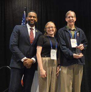 Ảnh của những người chiến thắng Giải thưởng Đổi mới: Giám đốc Khu Y tế Mount Rogers Megan Helmick, Điều phối viên Đơn vị MRC của Quận Y tế Mount Rogers Pat Meinen với Tiến sĩ Webb.