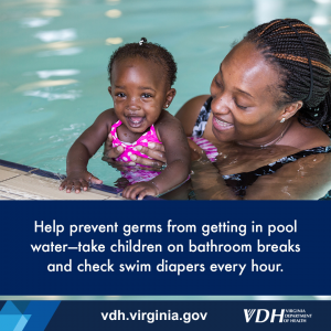 이미지: 수영장에서 엄마와 아기. 텍스트: 수영장 물에 세균이 들어가지 않도록 도와주세요. 아이들을 화장실에 데려가서 매 시간마다 수영용 기저귀를 확인하세요.