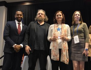 Ảnh của Người chiến thắng Giải thưởng Đối tác. Tiến sĩ Webb, Điều phối viên Đơn vị MRC Quận Fairfax Paula Rosca và Quận Fairfax (Điều phối viên Quản lý Khẩn cấp Y tế Công cộng Jesse Habourn với Tiến sĩ Webb và Điều phối viên Khu vực MRC phía Bắc Madison Davis