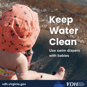 물을 깨끗하게 유지하세요! 영유아에게는 수영용 기저귀를 사용하세요. #수영안전 #스테이세이프 얕은 바닷물 속에 아기가 앉아 있는 사진.